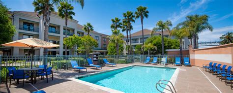 Oakland Hotels with Fitness Center and Pool | Courtyard Oakland Airport