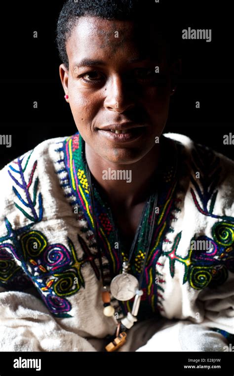 Amhara woman traditionally dressed ( Ethiopia Stock Photo - Alamy