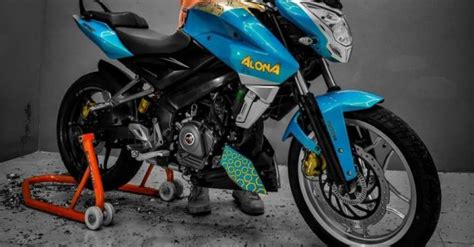 Bajaj Pulsar NS200 Looks Eye-Catching in Blue-Silver Livery