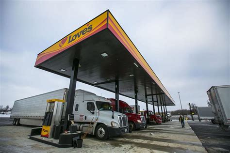 Love's truck stop opens doors in Floyd