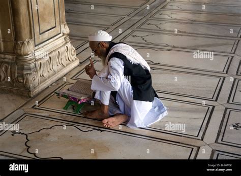 Prayer time on a Friday, Jama Masjid, Old Delhi, India Stock Photo - Alamy