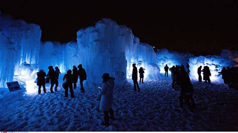 VIDEO. Un palais de glace sculpté à la main ouvre ses portes au Canada