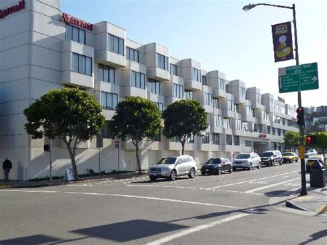 Exterior of 5 story hotel - Picture of Marriott San Francisco Fisherman ...