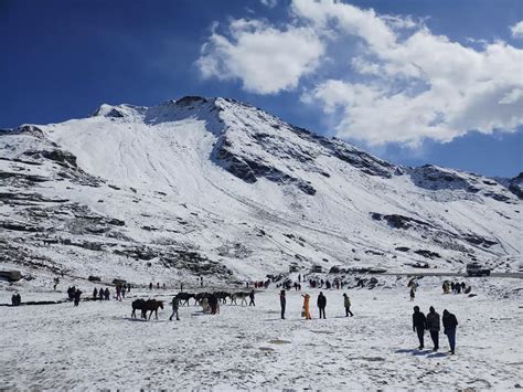 Rohtang pass witnesses first snowfall of season - Discover Kullu Manali