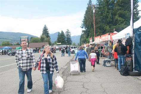 Photos: Thousands Flock to Packwood Flea Market | The Daily Chronicle