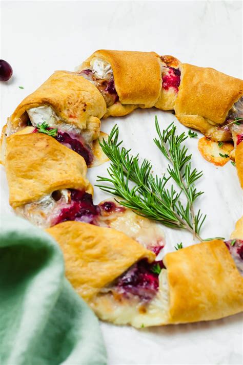 30 Minute Cranberry Brie Crescent Holiday Wreath | Crescent roll recipes appetizers, Crescent ...