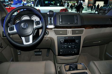 2011 Volkswagen Routan Review, Specs, Pictures, Price & MPG