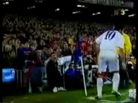 Barcelona fans throw Pig Head at 'Traitor' Luis Figo - El Clasico ...