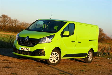 Renault Trafic review (2020) | Parkers