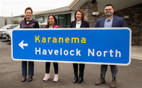 New signs for Heretaunga/Hastings use both Māori and English | RNZ News