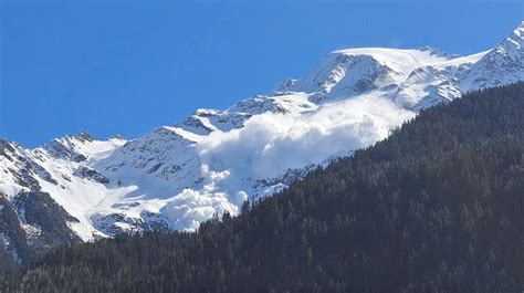 Sixth body found in French Alps following avalanche | Reuters