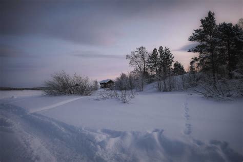 Lonesome remote cottage on snowy valley · Free Stock Photo