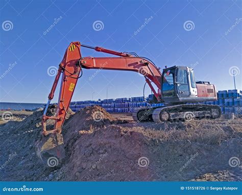 Big Excavator Digging a Pit Stock Photo - Image of gravel, soil: 151518726