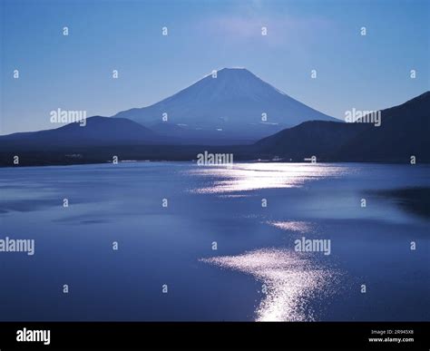 Lake Motosu and Mount Fuji Stock Photo - Alamy