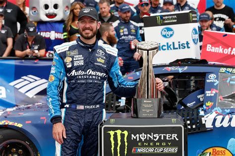 NASCAR: Martin Truex Jr. is king of 1.5-milers, wins at Charlotte