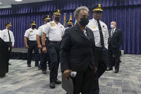 Chicago cops turn their backs to Mayor Lightfoot at hospital after two officers shot - Paine.TV