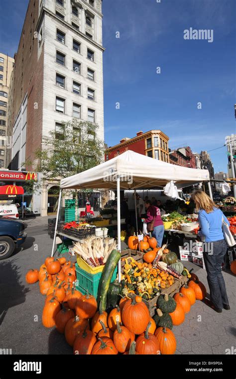 Farmer's Market in Union Square, Manhattan Stock Photo - Alamy