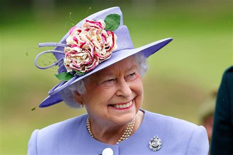 Queen Elizabeth’s Signature Hats - 50 Most Legendary Hats Throughout ...