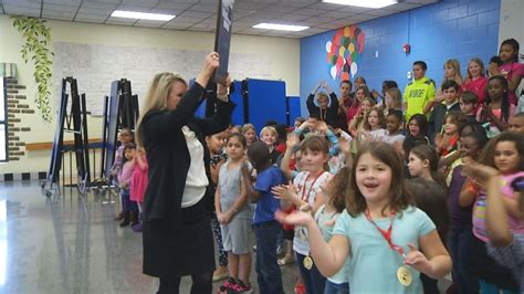 Oakbrook Elementary receives the News 2 Cool School award