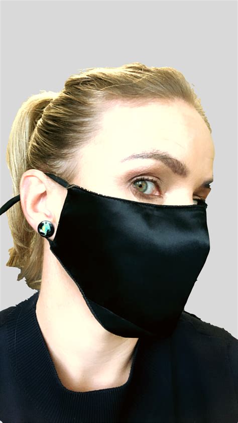 Black silk face mask. 100% silk helping to bring comfort and safety