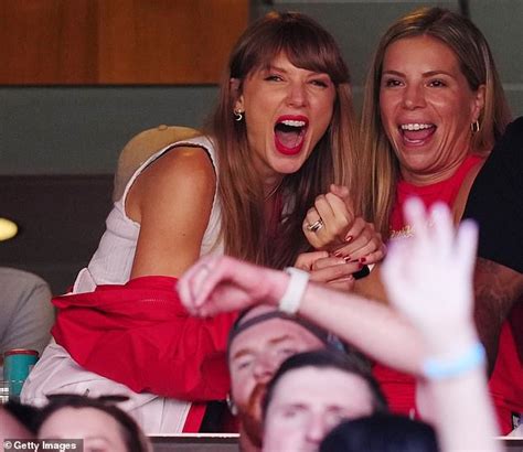 Taylor Swift's Fans Are Going Wild With Hilarious Memes As She Adds Fuel To Rumors That She's ...