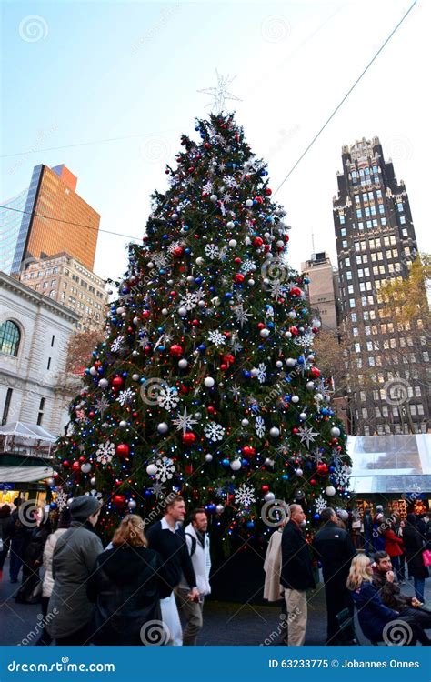 Bryant Park Christmas tree editorial image. Image of center - 63233775