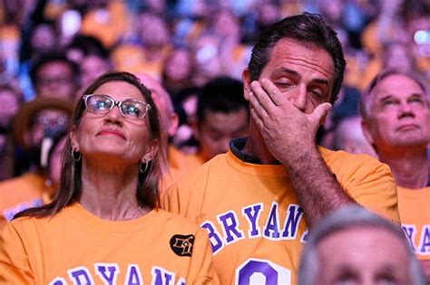 Lakers Game Tribute To Kobe Bryant Pics: Photos Of Emotional Night – Hollywood Life