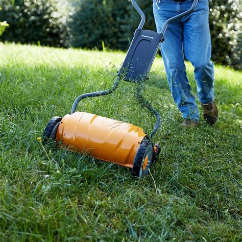 Fiskars 17-in 5 Reel Lawn Mower at Lowes.com