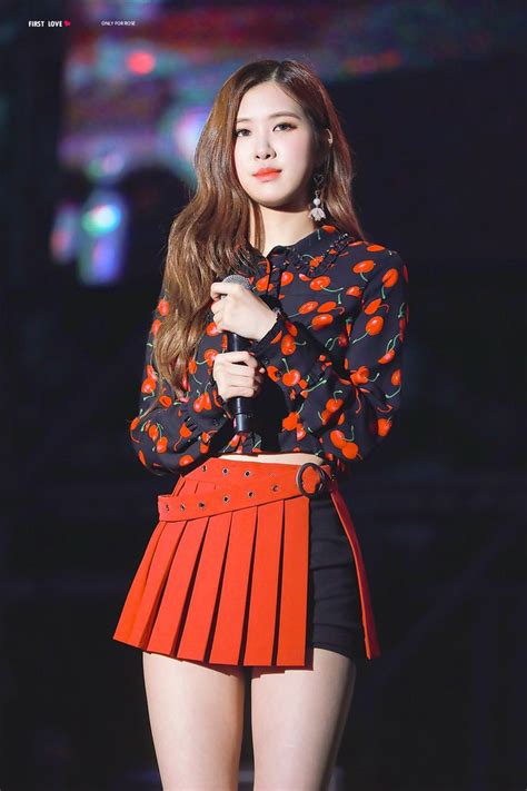 Pin de kpop fashion em rose(blackpink) fashion | Roupas de palco, Rosa ...