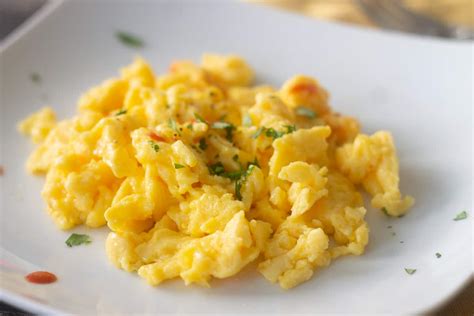 How to Make Fluffy Scrambled Eggs | Edible Times