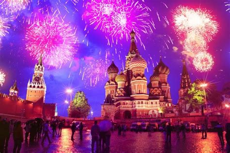 Fireworks-over-Moscow-1-1 - Girl vs Globe