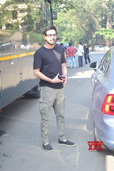 Vikrant Massey Spotted At Andheri - Gallery - Social News XYZ