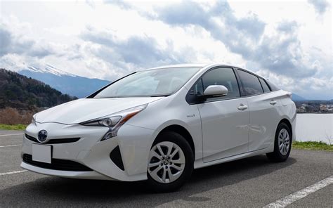 Toyota Prius vs Kia Stonic - Features & Specs Comparison | CarsGuide