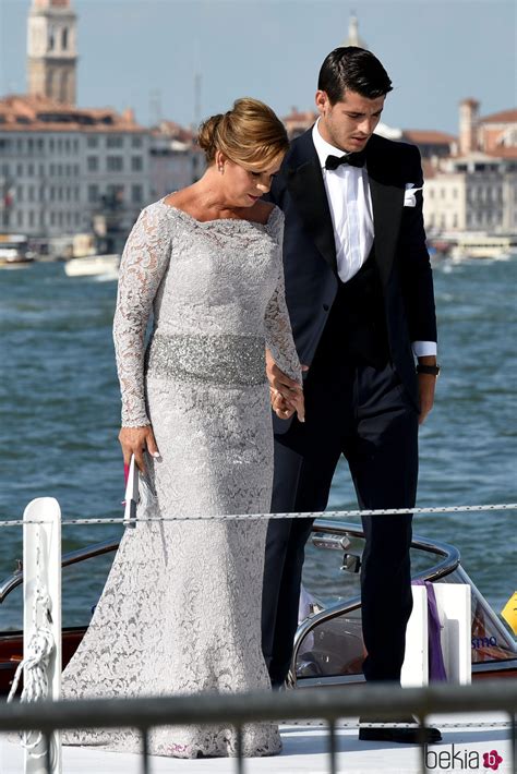 Alvaro Morata y su madre en su boda celebrada en Venecia - Los looks de ...