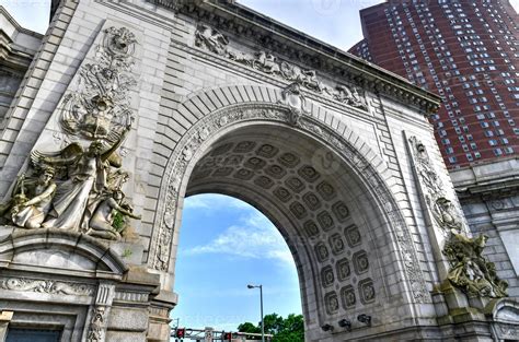 The Greek Revival triumphal arch and colonnade at the Manhattan ...