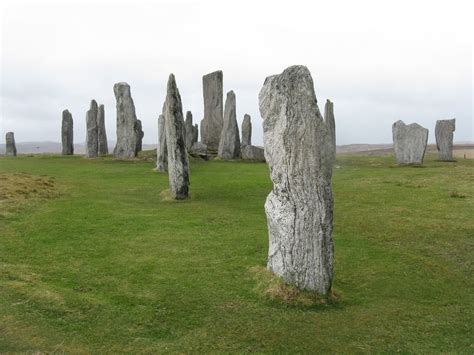 Calanais Standing Stones © M J Richardson cc-by-sa/2.0 :: Geograph Britain and Ireland