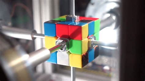 Espectáculo Reino decidir robot cubo de rubik Describir Blanco Enojado