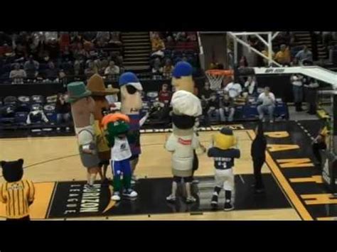 Milwaukee Mascot Basketball - YouTube