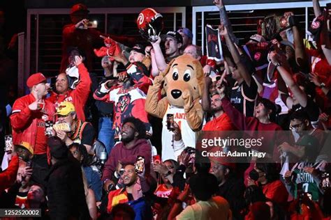 674 Atlanta Hawks Mascot Photos & High Res Pictures - Getty Images