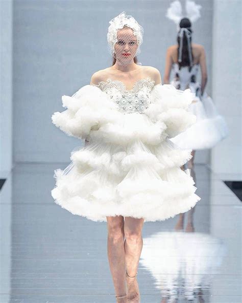 Das Cloud-Kleid aus der handgefertigten Kollektion Nigel Chia 2017/18 bei KLFW 2017. #nige ...