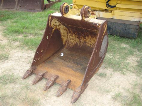 CAT EXCAVATOR BUCKET W/TWIST ON TEETH FITS CA - J.M. Wood Auction Company, Inc.