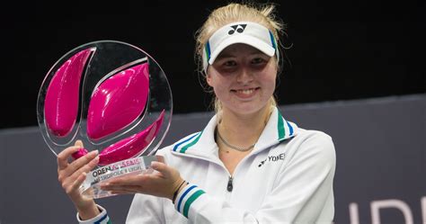 Clara Tauson beats Viktorija Golubic (6-4, 6-1) to win her first WTA title