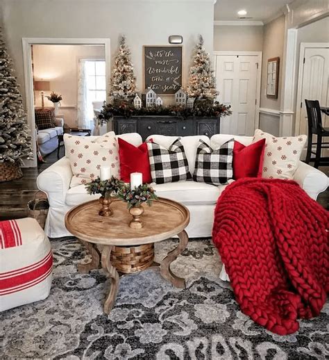 35 Lovely Christmas Living Room Decor Ideas - MAGZHOUSE