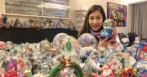 Largest collection of snow globes Wendy Suen | Domo de nieve
