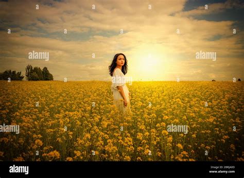 Barefoot girl flowers hi-res stock photography and images - Alamy