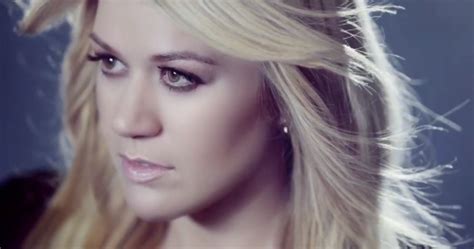 Video Premiere: Kelly Clarkson - Catch My Breath