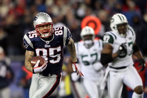 Dark tale of Aaron Hernandez's jersey sale to Chad Ochocinco - Yahoo Sports