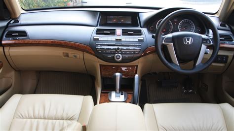 Honda-Accord-2013-2-4-AT-Interior Car Photos - Overdrive