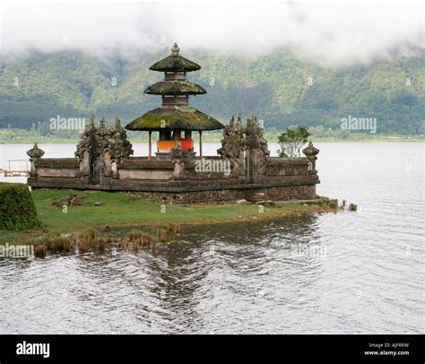 Pura ulun danu tamblingan hi-res stock photography and images - Alamy