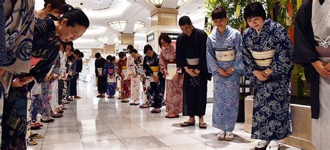 Kelly Eckert LW05 Convention: Japanese people bowing -- a sign of respect, done even in the U.S ...